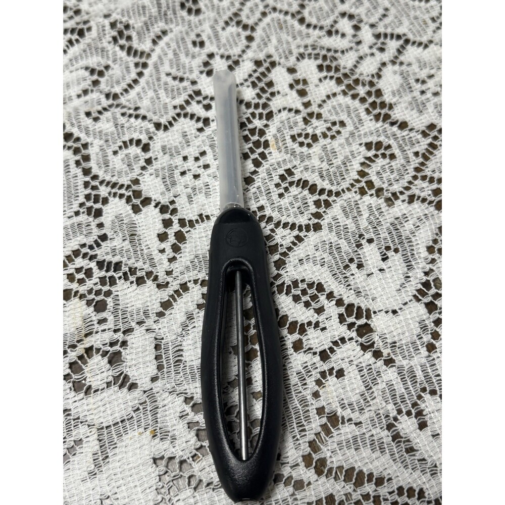 Pampered Chef #1071 Vegetable Potato Peeler Swivel Blade Comfort Grip